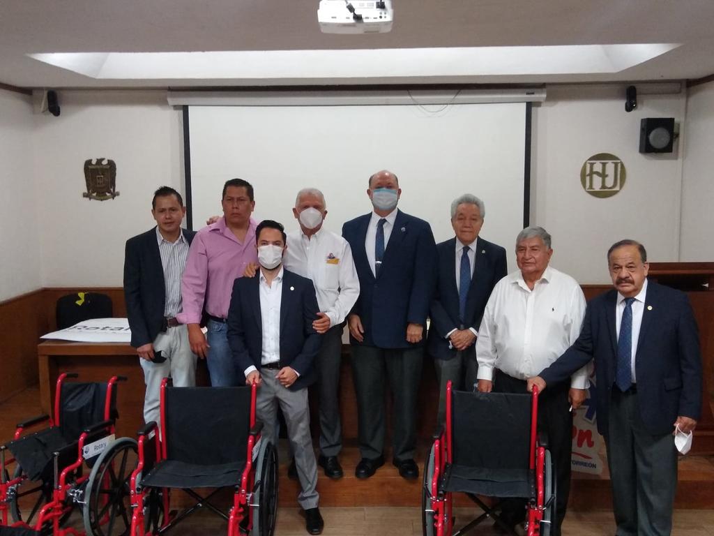 El Club Rotario de Torreón entrega sillas de ruedas y medicamentos al Hospital Universitario