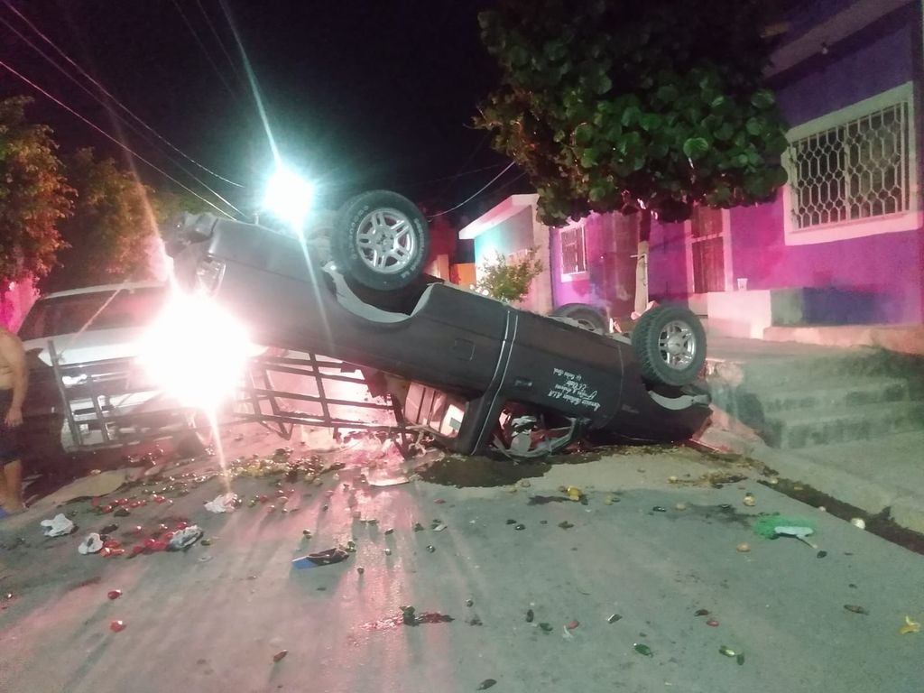 Vehículo choca contra autos estacionados en la colonia San Joaquín de Torreón