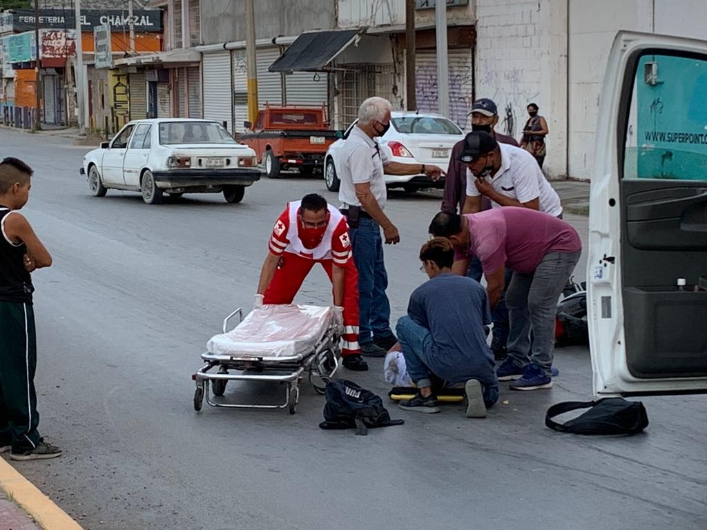 Motociclista resulta lesionado de gravedad tras arrollar a peatón en la colonia La Merced de Torreón