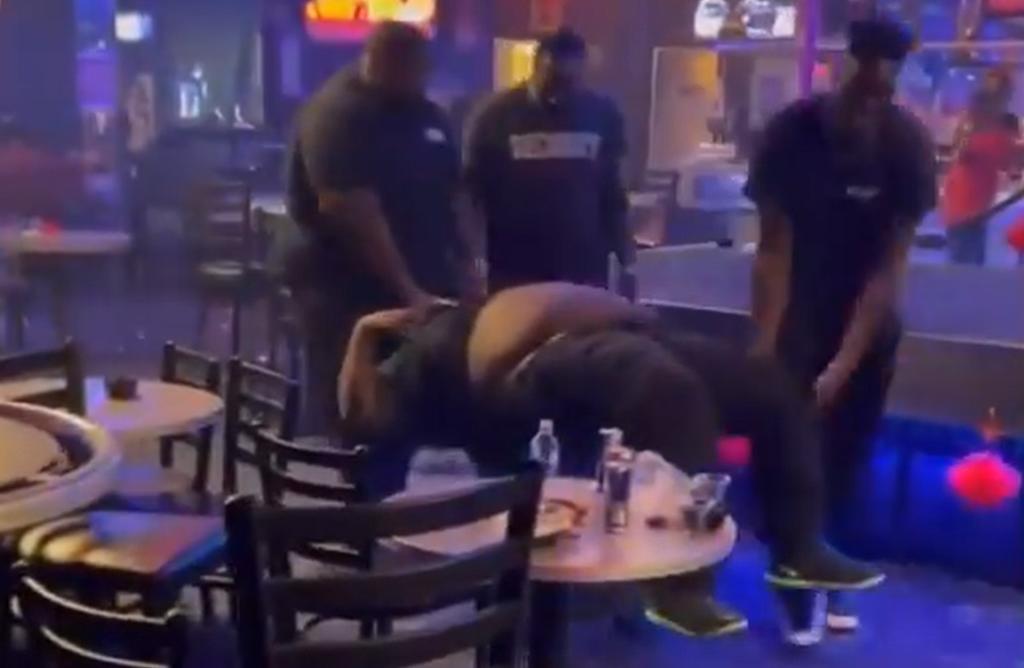 Sacan a hombre 'ebrio' de un bar en un 'diablito' y se vuelve viral