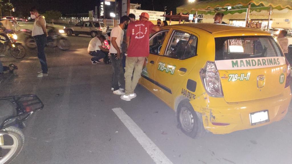 Motociclista ebrio se impacta con taxi en la colonia Ciudad Nazas de Torreón