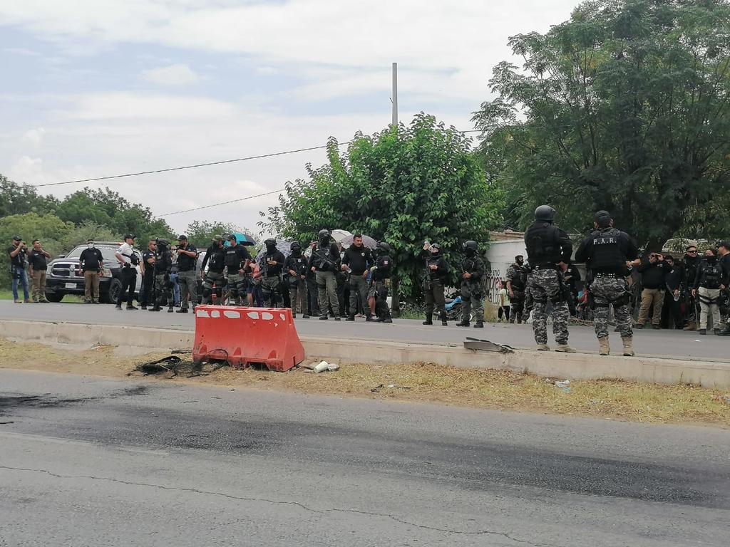 Pobladores bloquean la carretera Torreón-San Pedro por falta de electricidad