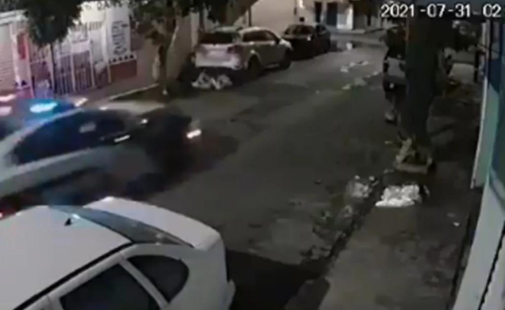 VIDEO: Motociclistas chocan en Iztapalapa y policías ignoran a lesionados