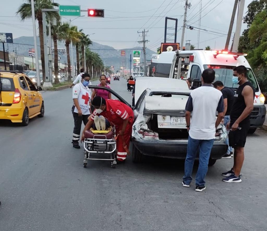 Autobús de pasajeros impacta a coche particular en Torreón; hay una lesionada