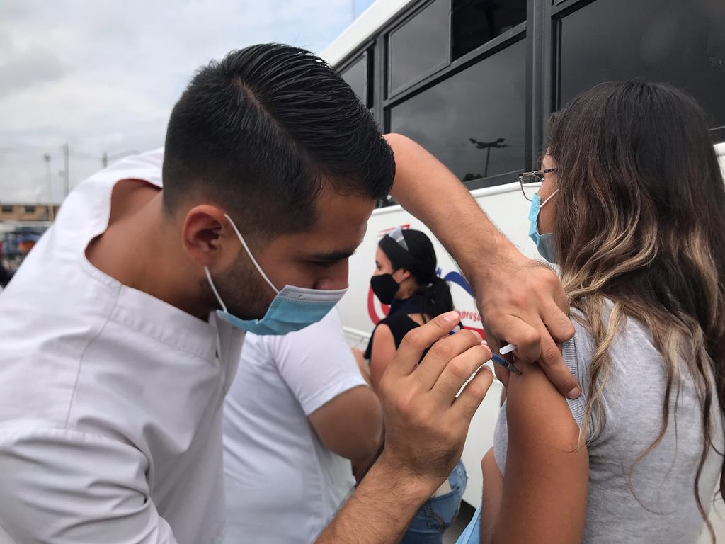 En autobuses, vacunan a obreros mediante modalidad 'Drive Thru' en Monclova