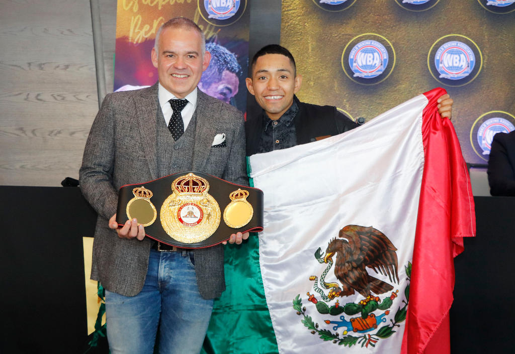Esteban Bermúdez recibe el cinto mundial WBA