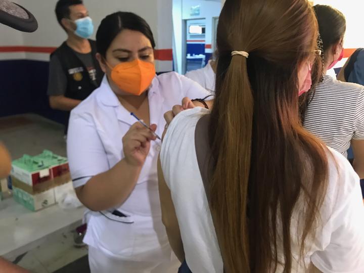 En primera jornada inmunizan a 8 mil jóvenes en Monclova