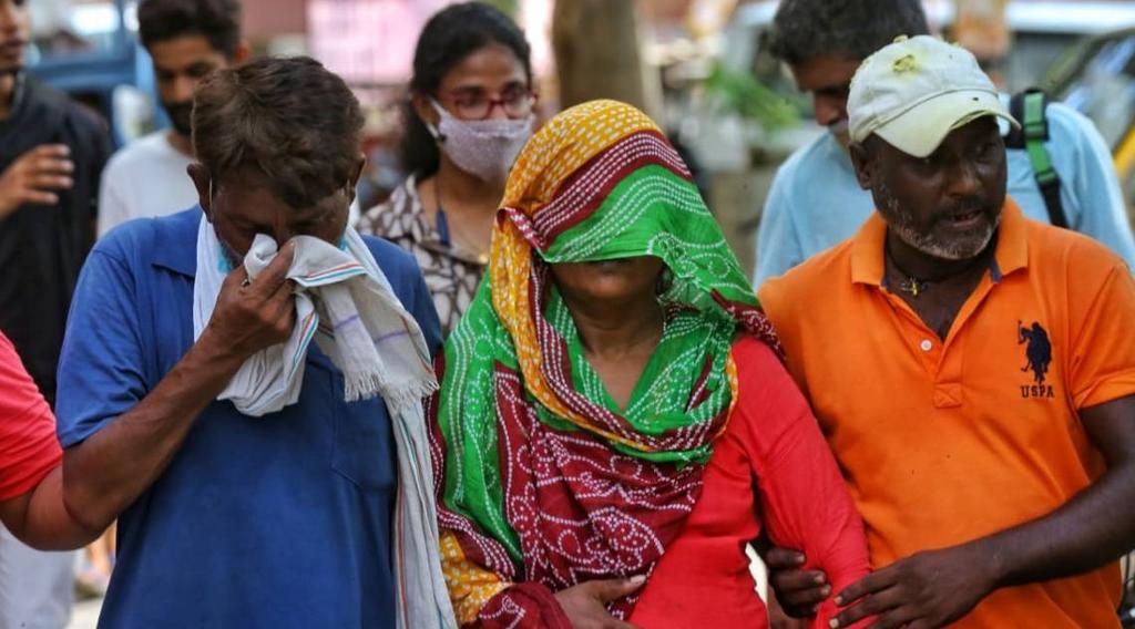 Sacerdote y empleados de funeraria son acusados por la presunta violación y asesinato de una niña en la India