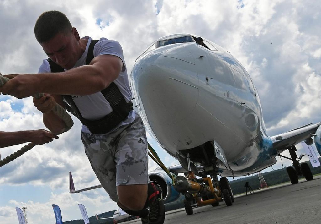 Maestro deportivo ruso mueve un avión de 65 toneladas