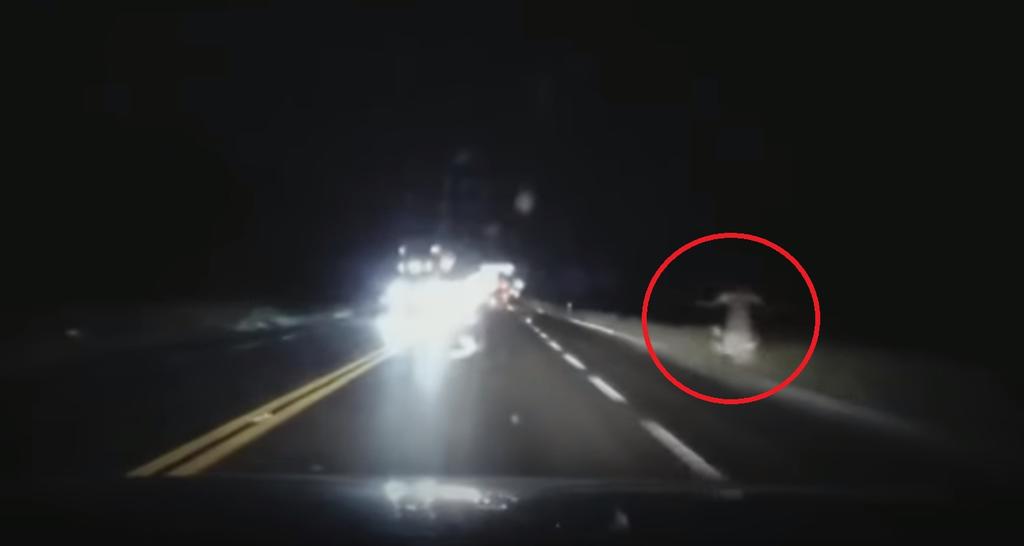 VIRAL: Hombre capta a 'mujer fantasma' corriendo en carretera Saltillo-Torreón