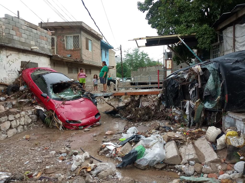 La lluvia arrastró varios vehículos en la colonia Polvorera de Torreón