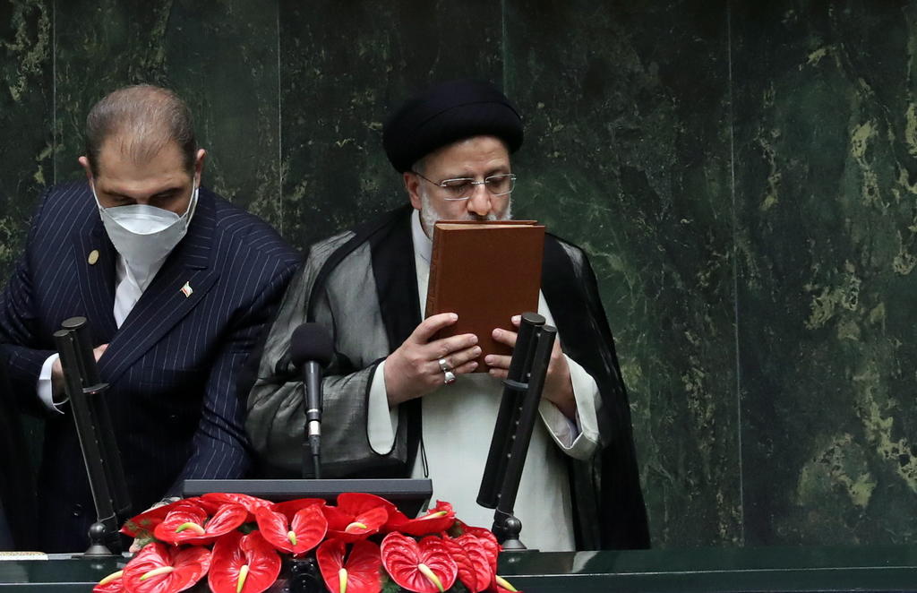 El intransigente Ebrahim Raisi presta juramento como presidente de Irán