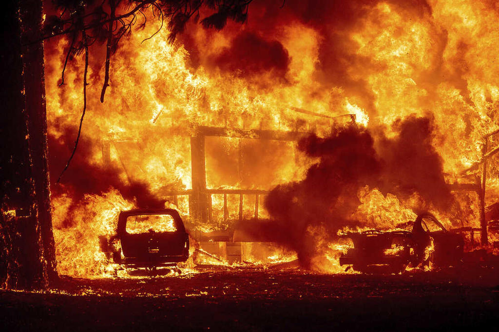 Un incendio arrasa una población en el norte de California