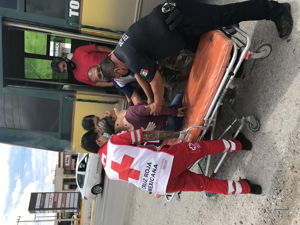 Choque entre revolvedora de cemento y autobús de pasajeros en Torreón deja 10 personas lesionadas