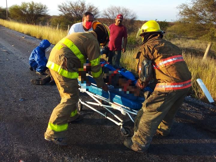 Dos mineros pierden la vida y 16 resultan lesionados tras choque de camión personal en Múzquiz