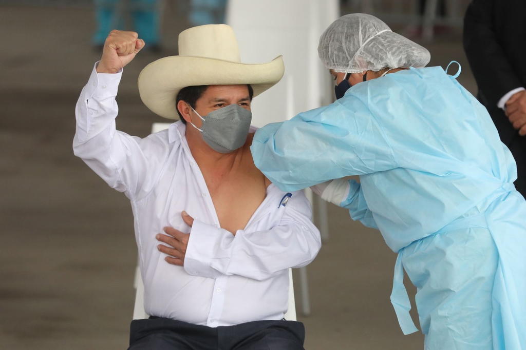 El presidente de Perú, Pedro Castillo, recibe la vacuna china de Sinopharm; es rechazada en el país por la oposición