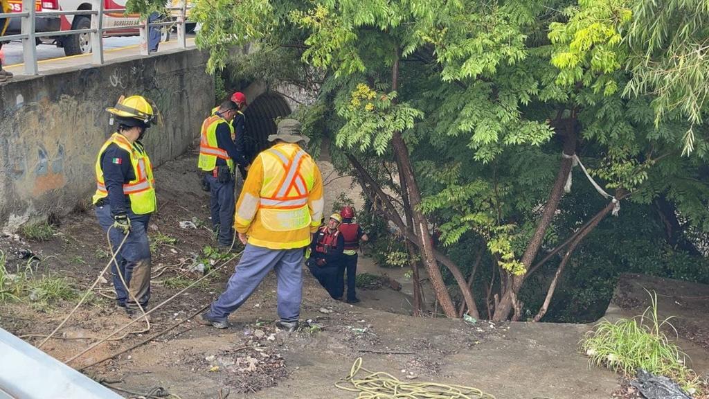 Protección Civil de Saltillo rescata a hombre atrapado en arroyo