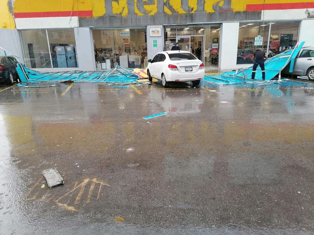 Anuncio de tienda cae sobre vehículos en Torreón