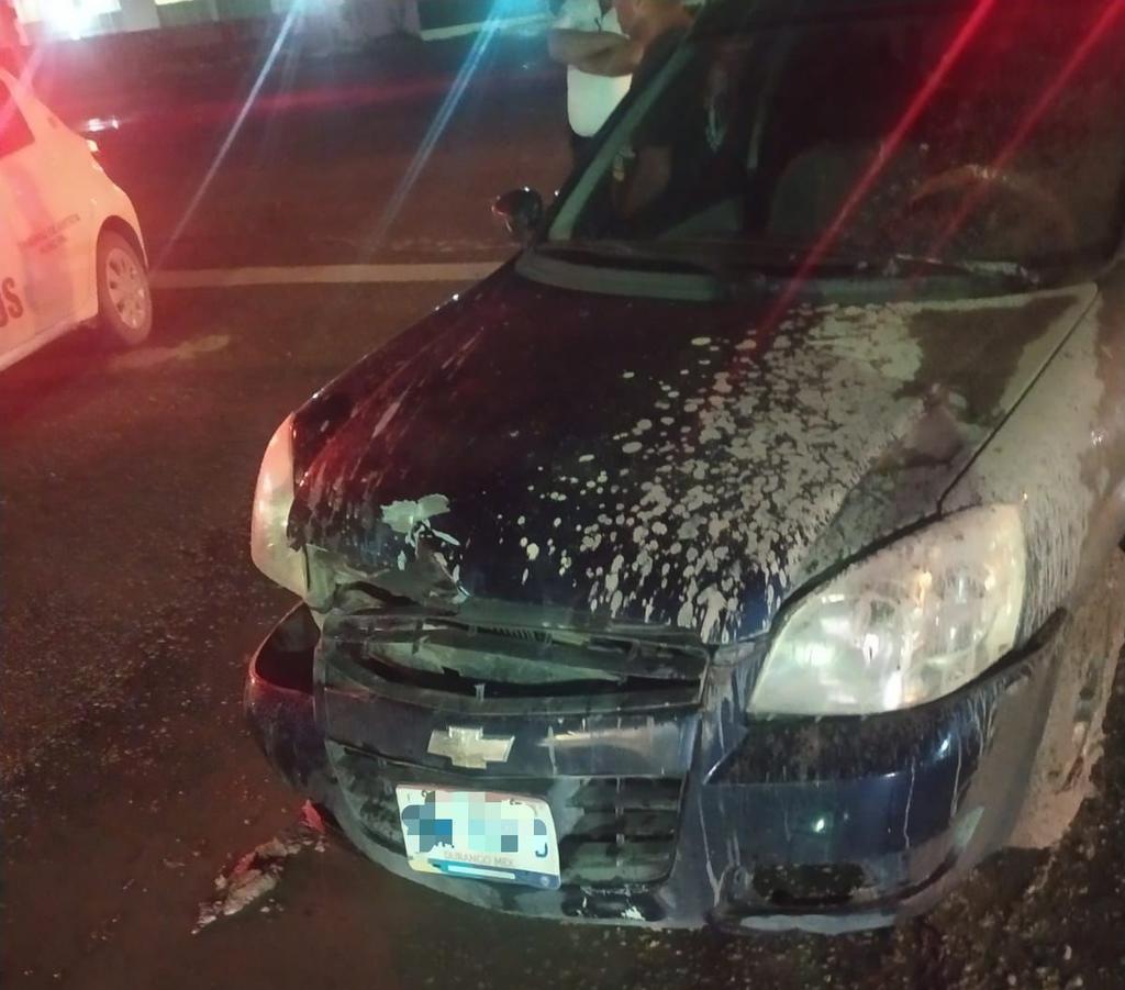 Conductor ebrio impacta su vehículo con camellón frente a la colonia Villas San Ángel de Torreón