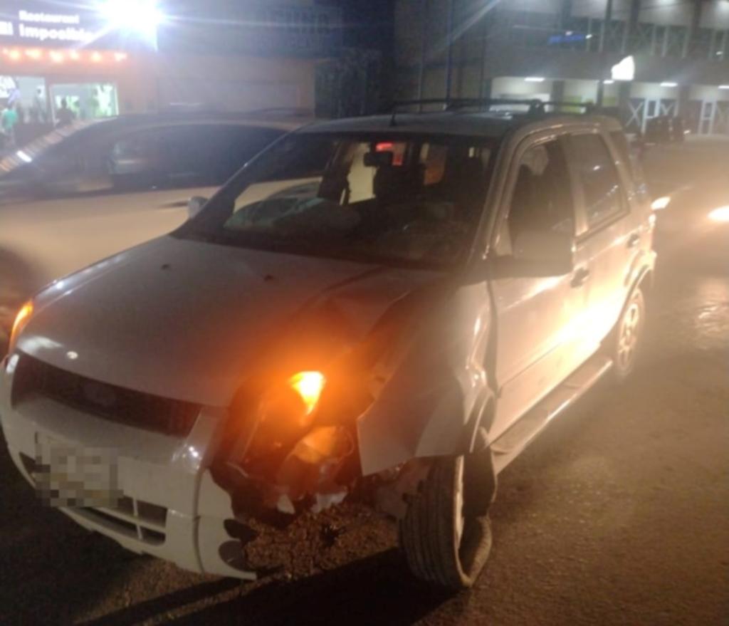 Sexagenario impacta su vehículo contra una luminaria en Torreón