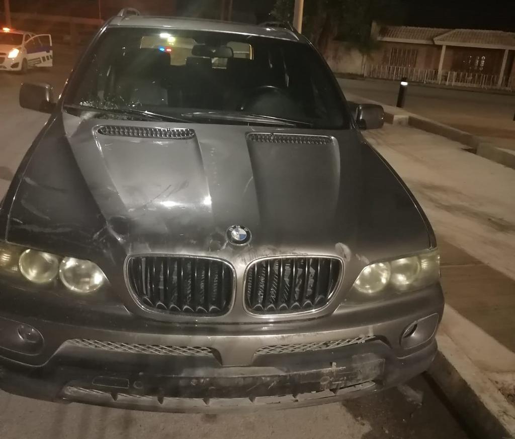Conductor abandona BMW tras derribar dos postes y dañar domicilio en Torreón Jardín