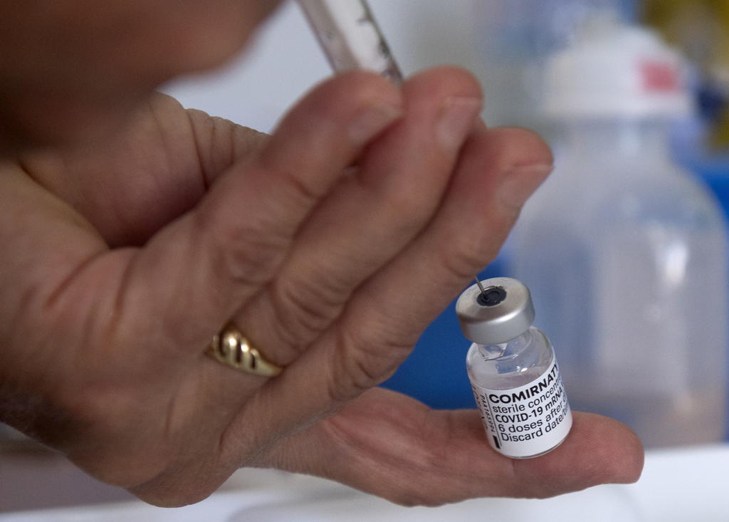 'Fórmula de la vacuna Pfizer aún es efectiva con variantes del COVID'