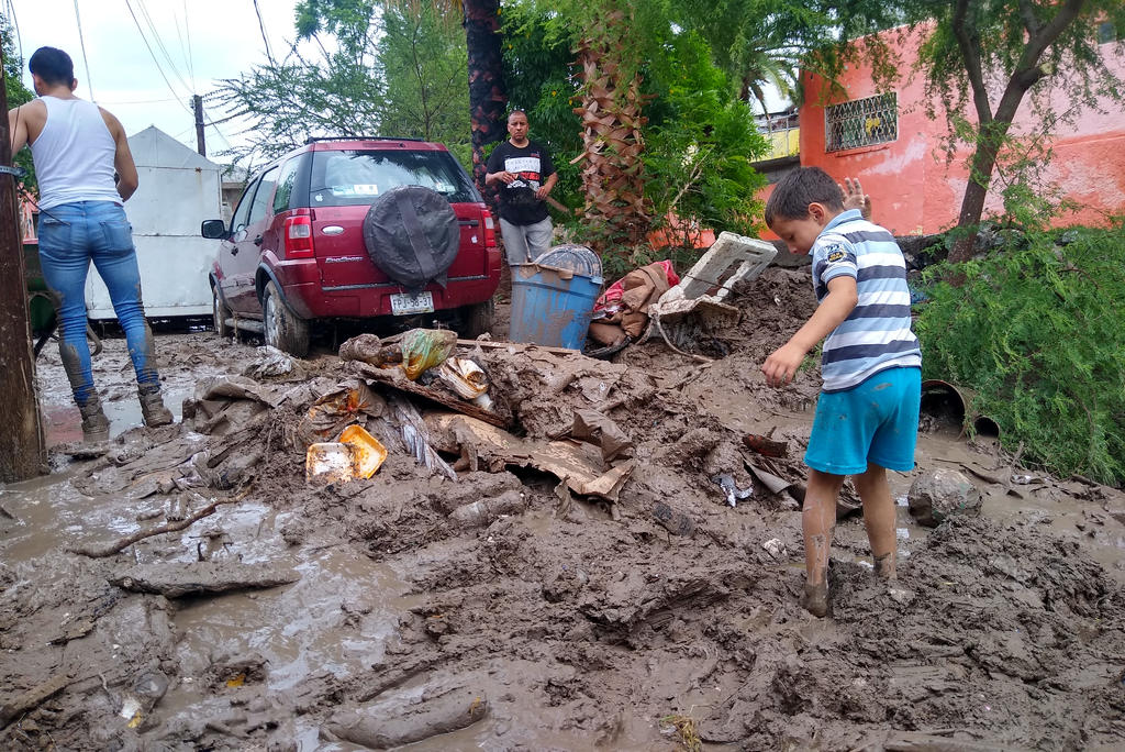Alcalde de Torreón pide evitar desechar basura en canal pluvial de colonia Polvorera