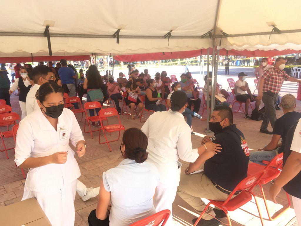 Personas de más de 30 años abarrotan células de vacunación antiCOVID en Torreón