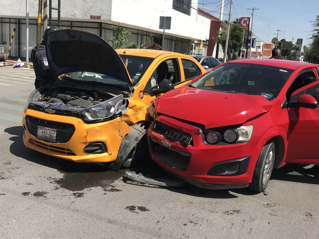 Chocan taxi y vehículo particular en la calzada Colón de Torreón