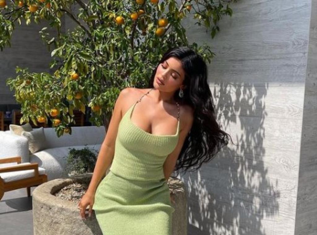 Kylie Jenner celebra los 24 en entallado vestido verde