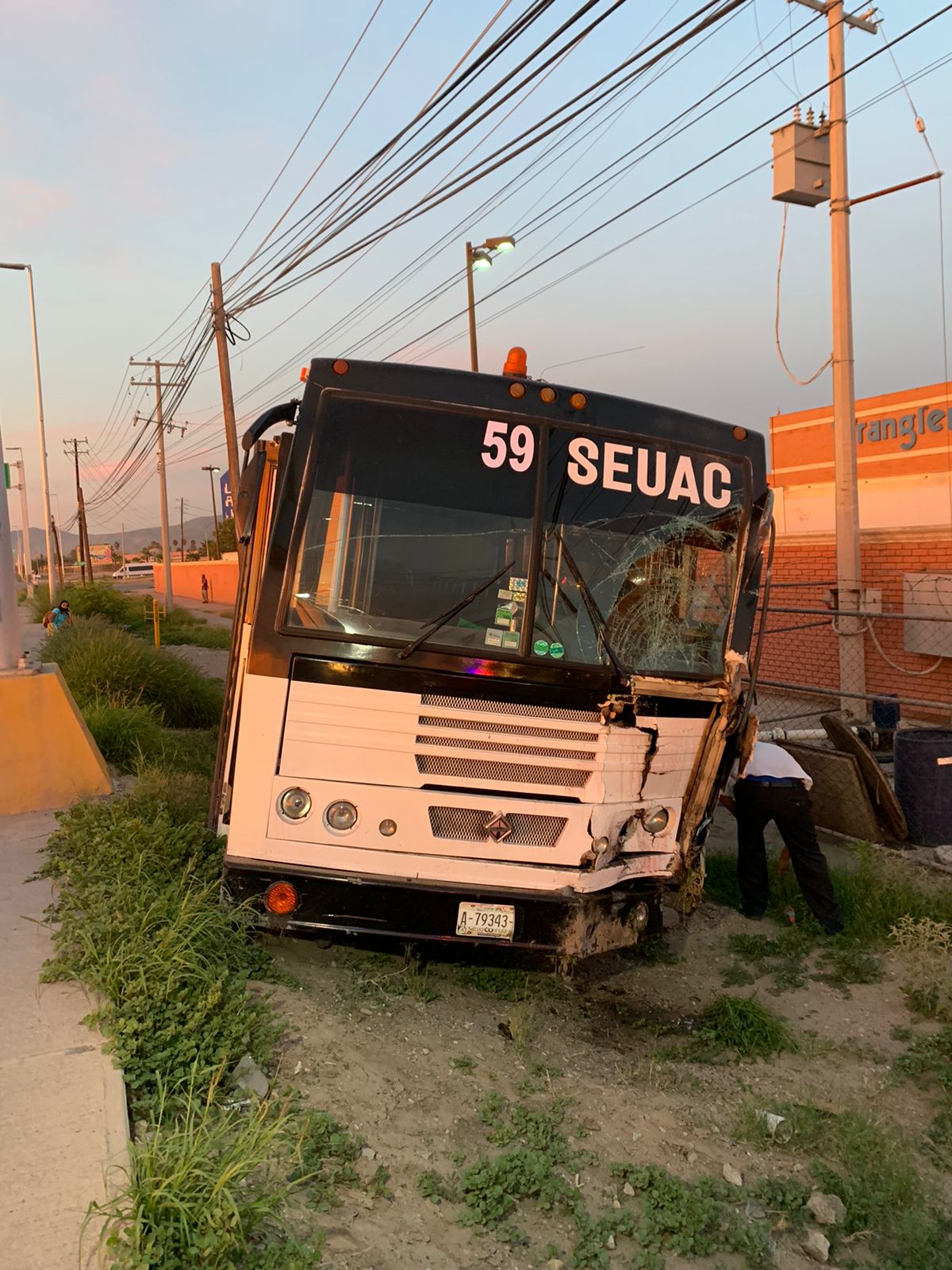 Autobús de transporte de personal se impacta con dos camiones sobre la carretera a Mieleras de Torreón