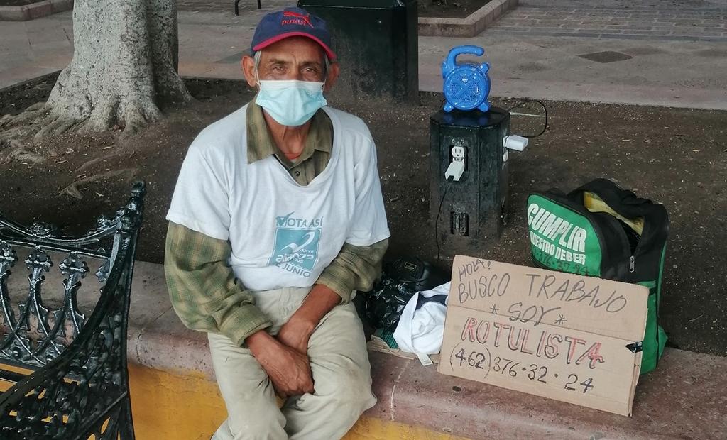 'Busco trabajo'; hombre mayor busca trabajo en Querétaro ofreciendo sus servicios como rotulista