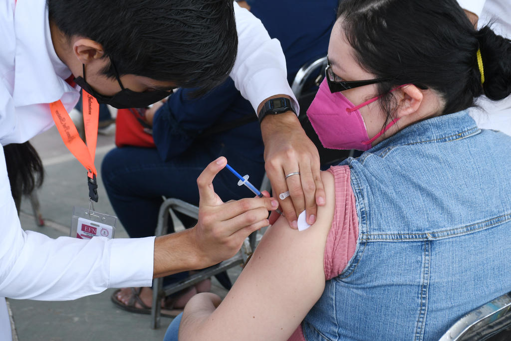 Trabajadores presentan muy buena respuesta a vacunación antiCOVID en la Canaco Torreón