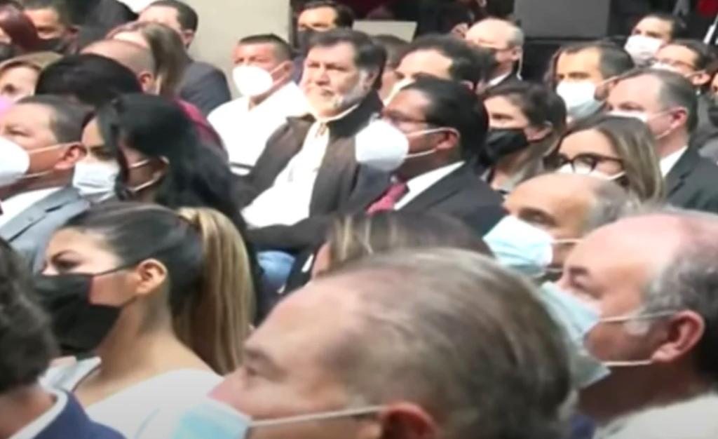Gerardo Fernández Noroña reaparece en evento público sin cubrebocas