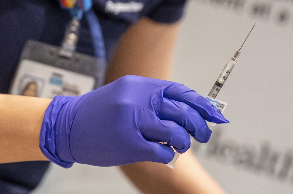 Los Estados Unidos requiere vacunación contra el COVID-19 para los empleados federales de salud
