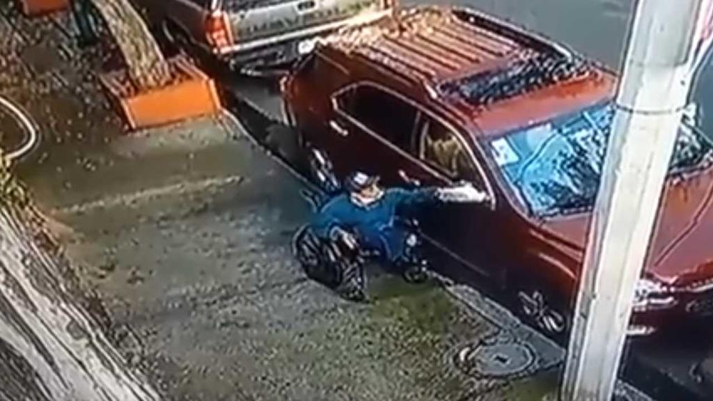 VIDEO: Hombre en silla de ruedas roba autopartes en CDMX