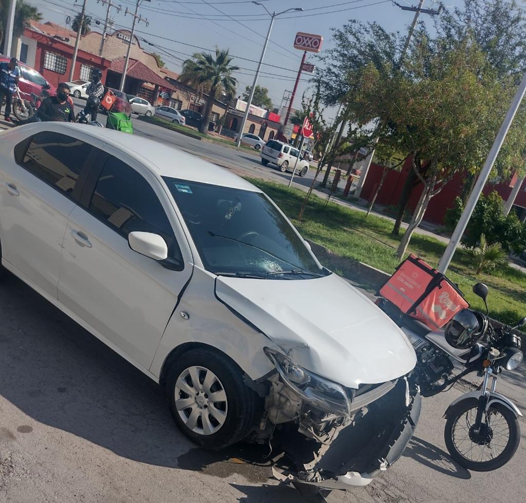 Motociclista repartidor de comida resulta lesionado en accidente vial frente a la colonia Lomas del Campestre de Torreón