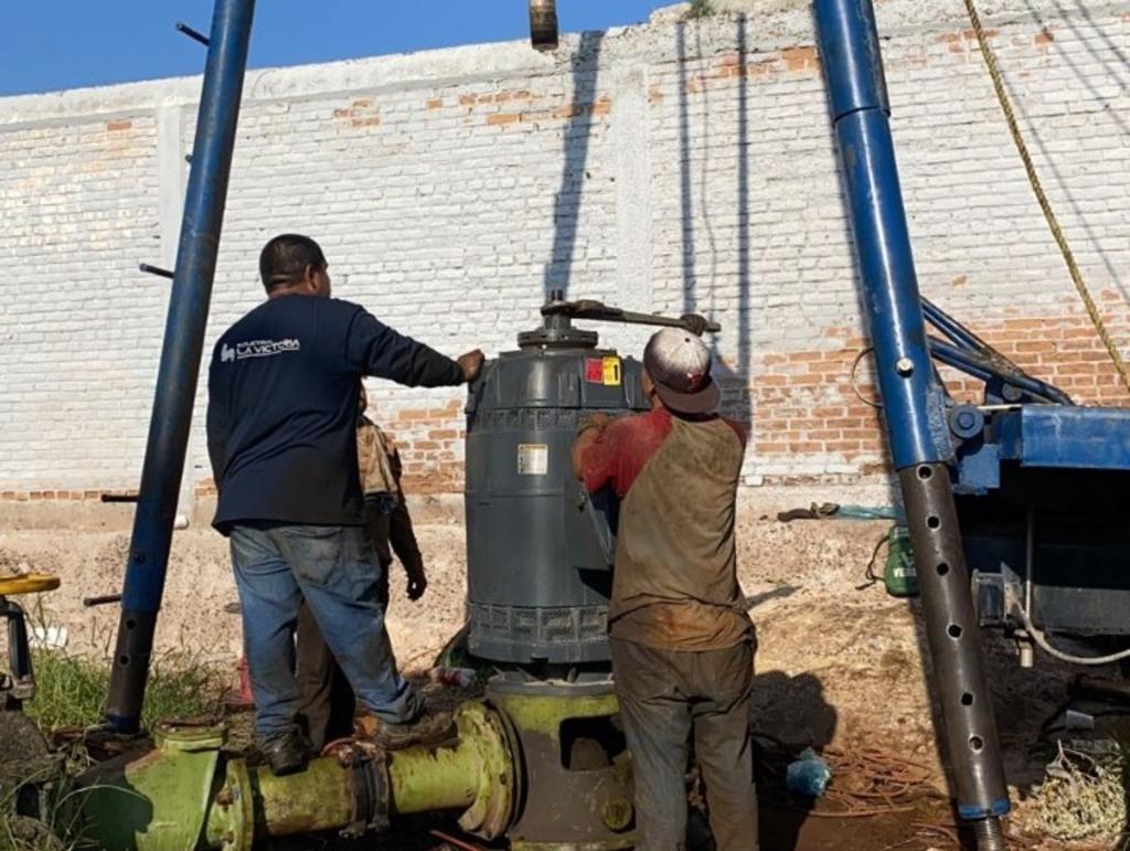 Trabajadores reparan bomba del Simas Torreón