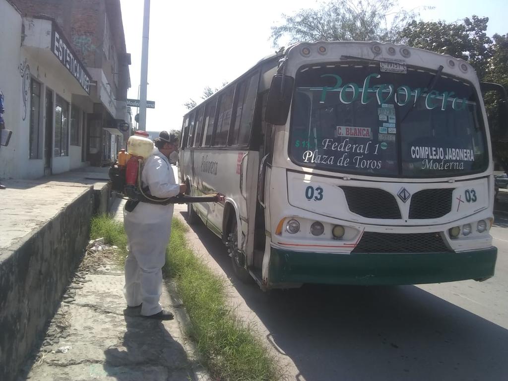 Nueva aplicación de sustancias contra COVID es realizada en transporte público de Torreón