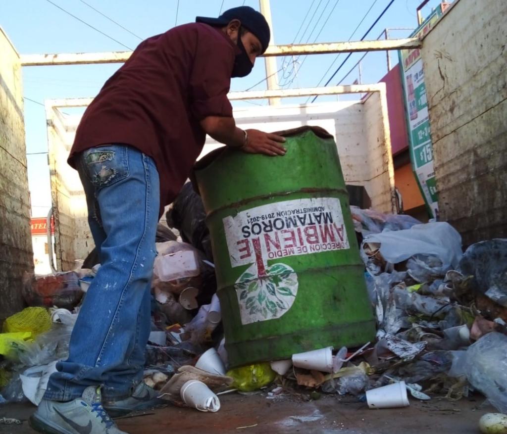 Camión recolector de basura que se encarga del centro de Matamoros es reparado