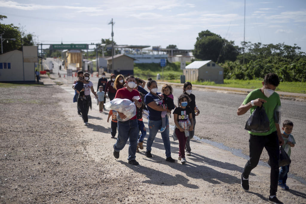 Estados Unidos y México abandonan a cientos de migrantes en frontera con Guatemala