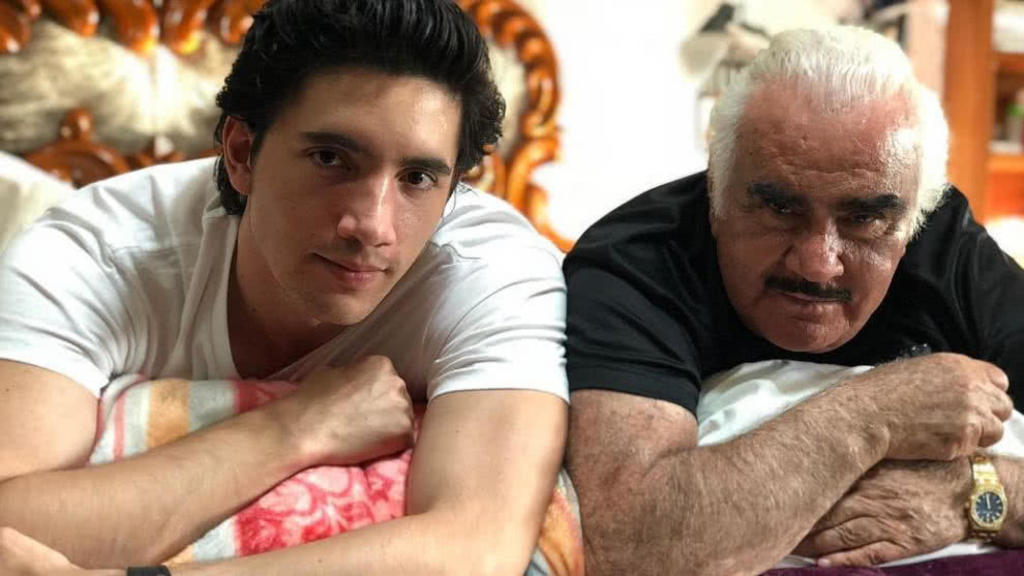 Alex Fernández ora por la salud de su abuelo Vicente Fernández