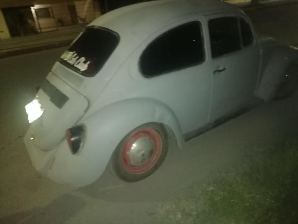 Auto compacto choca con barda en colonia Residencial del Norte de Torreón