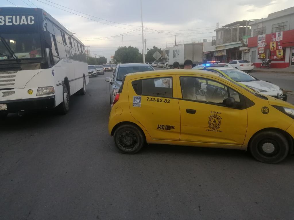 Taxi provoca accidente en la colonia Hogares Ferrocarrileros de Torreón
