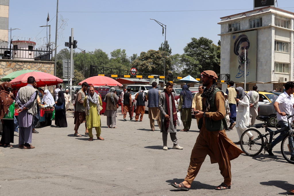 Talibanes entran a capital de Afganistán 'para evitar saqueos' ante la huida de las fuerzas de seguridad