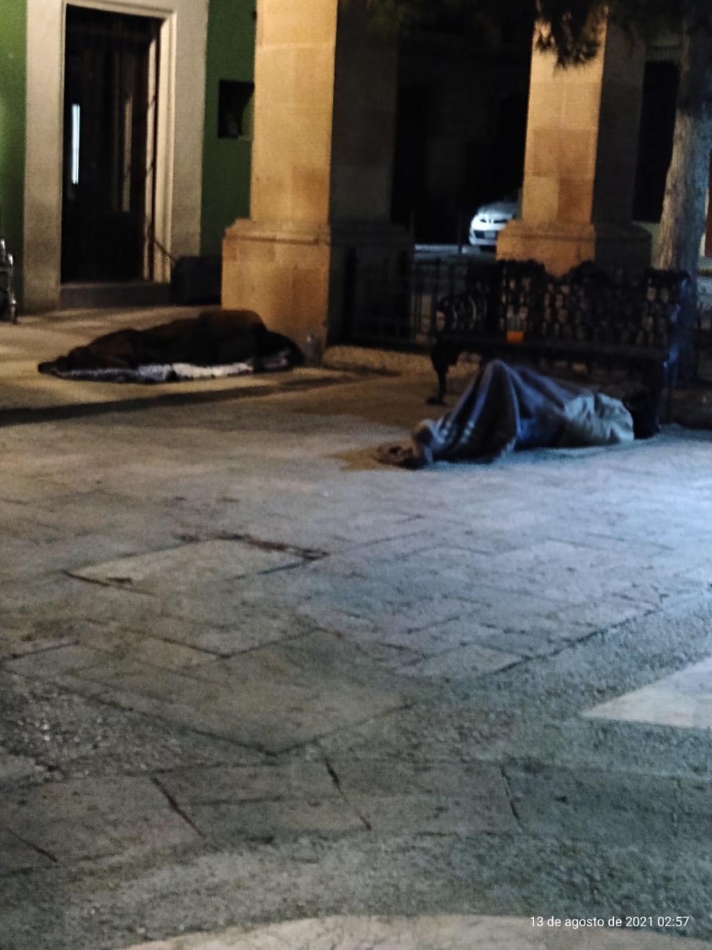Pese a alza de contagios de COVID, pernoctan indigentes en Plaza de Armas de Saltillo