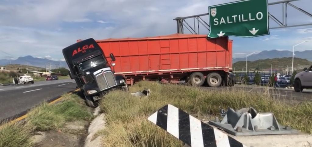 Tráiler derrapa y se impacta contra vehículo en la Torreón-Saltillo