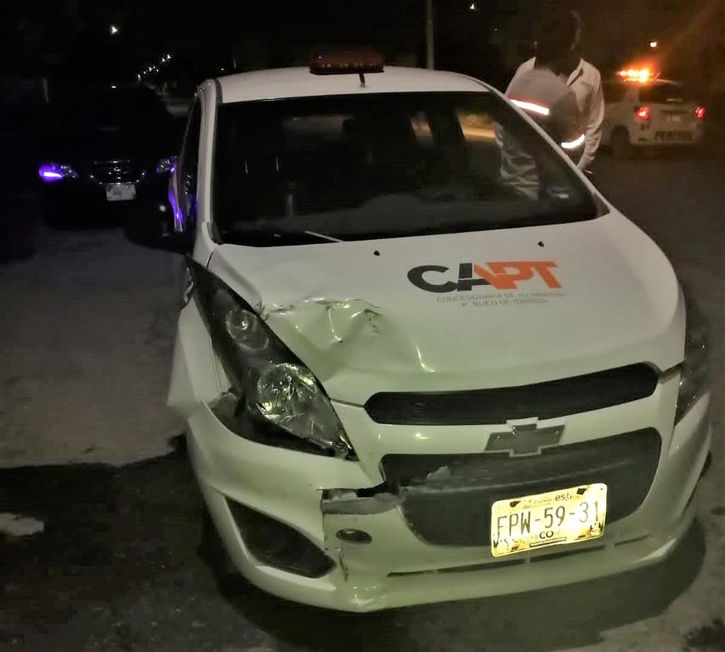 Joven dormita  al volante y se impacta con auto estacionado en la colonia Exhacienda Los Ángeles de Torreón