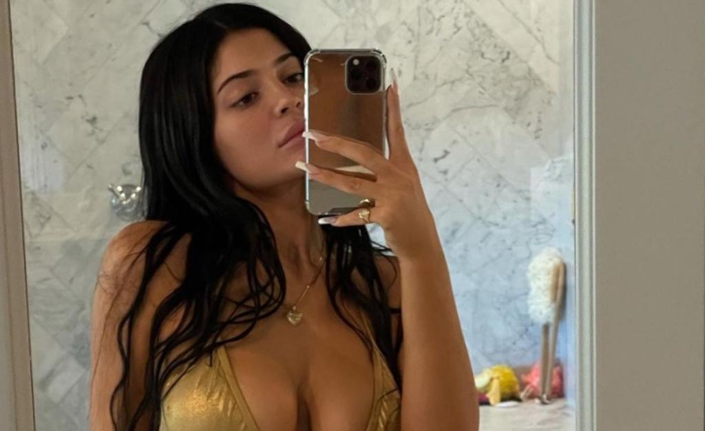 Kylie Jenner 'sorprende' con escotes en traje de baño