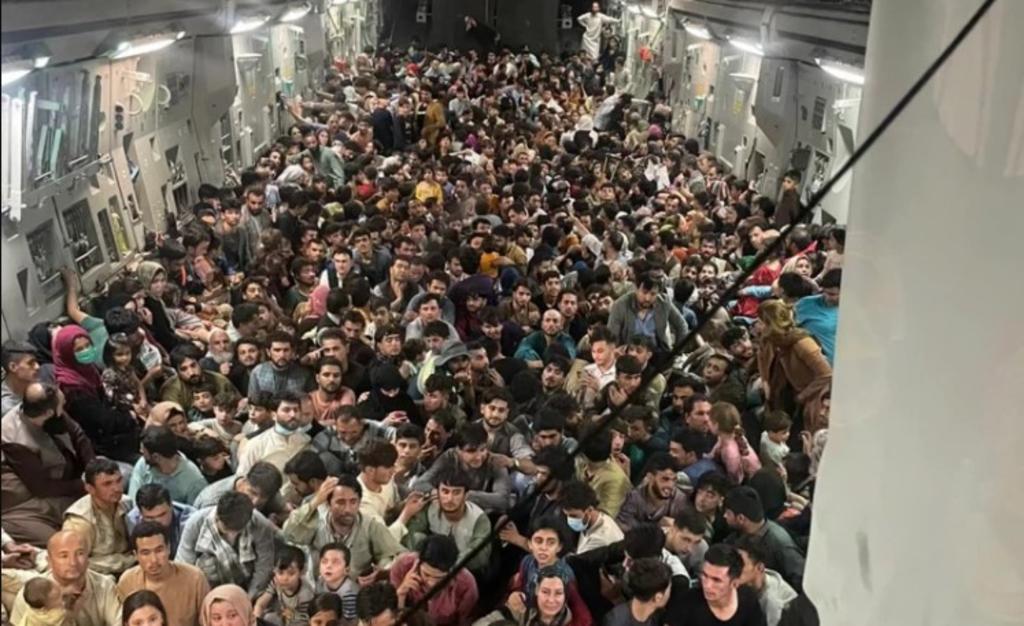 Así lucía el interior del avión en el que huyeron más de 600 afganos